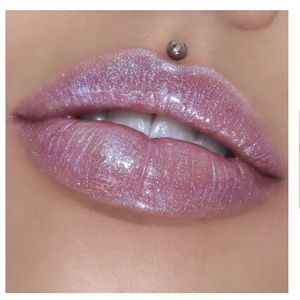 The Gloss in iridescent throne